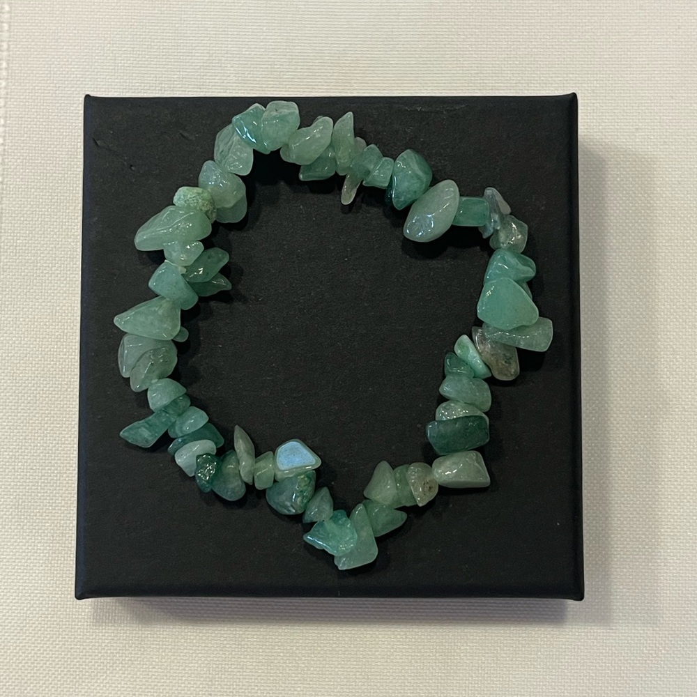 Green stone stretch bracelet